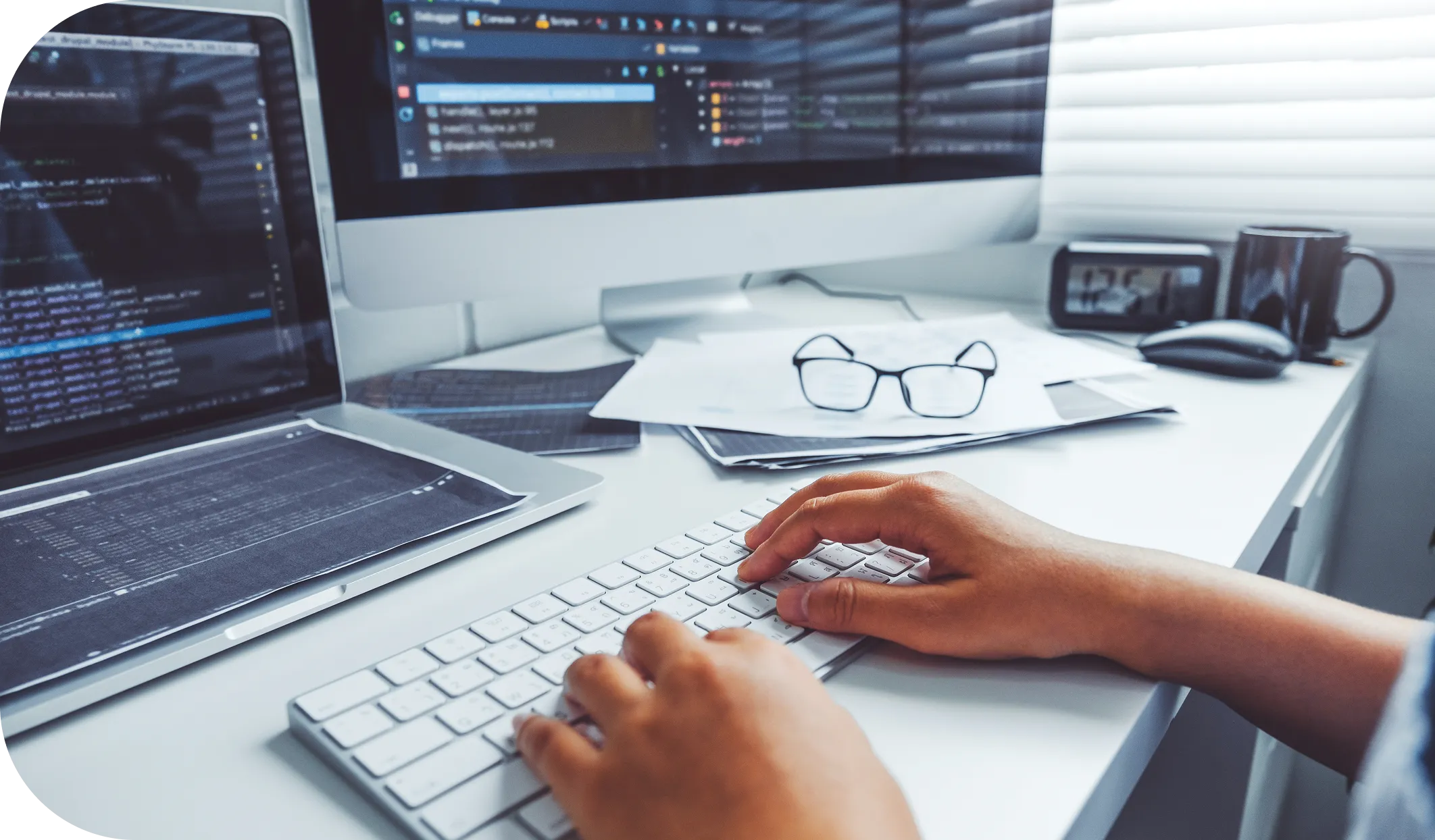 タイピングをする人の手元