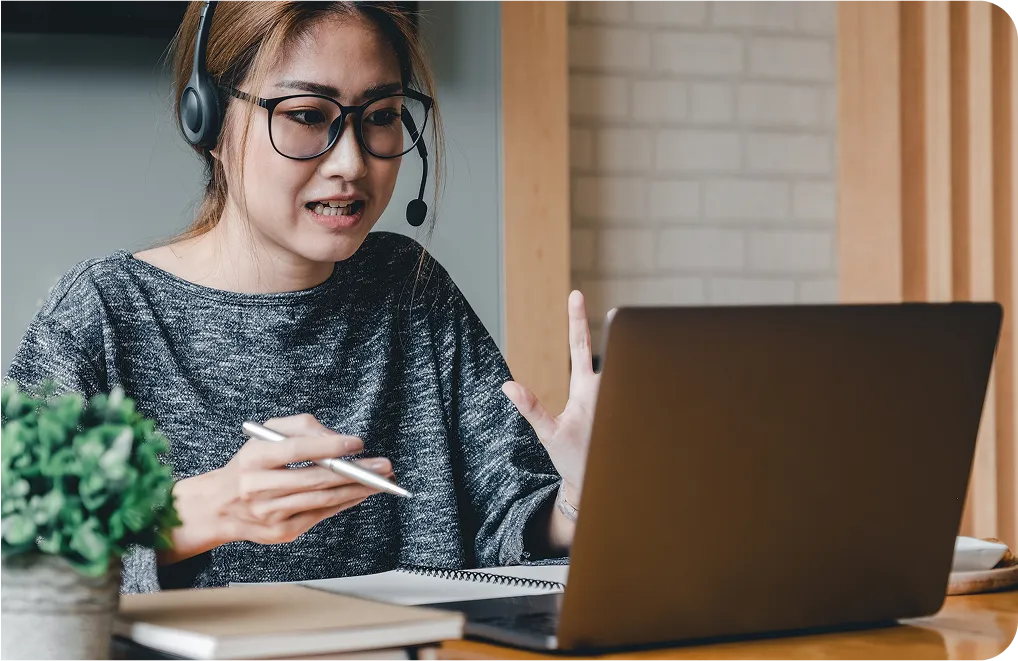 PCに向かう女性